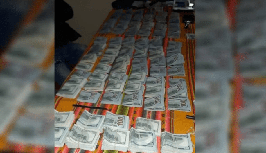 Lo pararon en un control policial y descubrieron que llevaba 55 mil dólares, 5 mil euros y 24 millones de pesos