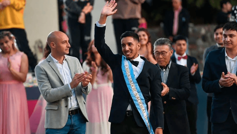 Adiós a “la Reina”: la Fiesta de la Flor en Escobar eligió a un joven agente de tránsito como “embajador”