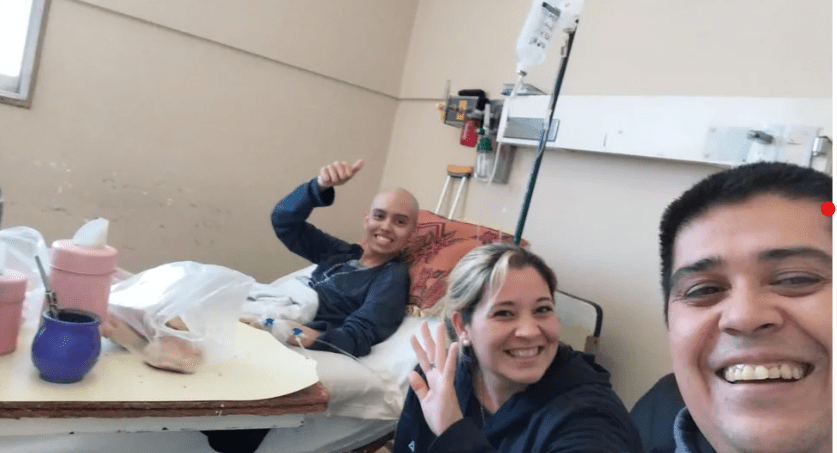 La historia de Axel, el chico que hizo un streaming desde el hospital mientras estaba internado