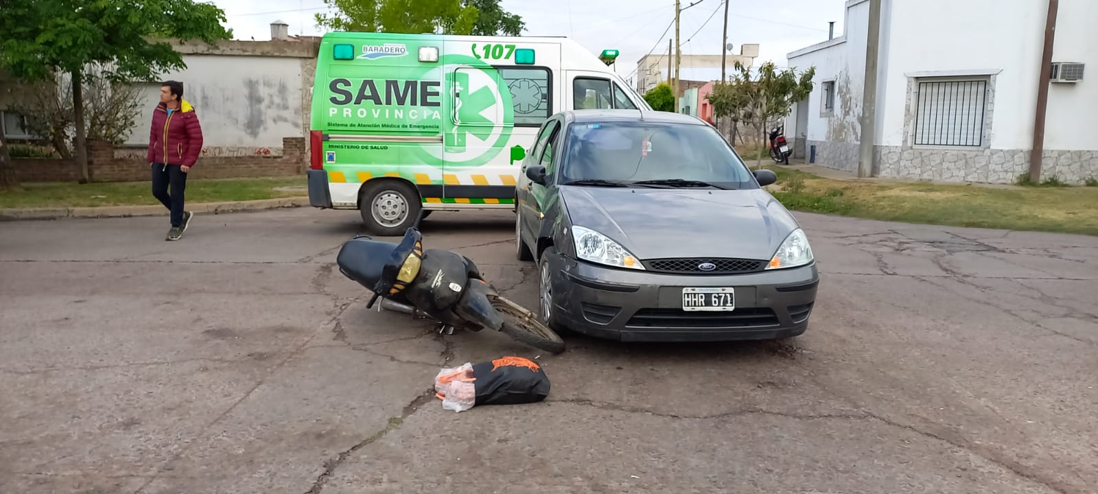 Accidente de tránsito entre una moto y un auto en la esquina de Mariano Moreno y Gallo