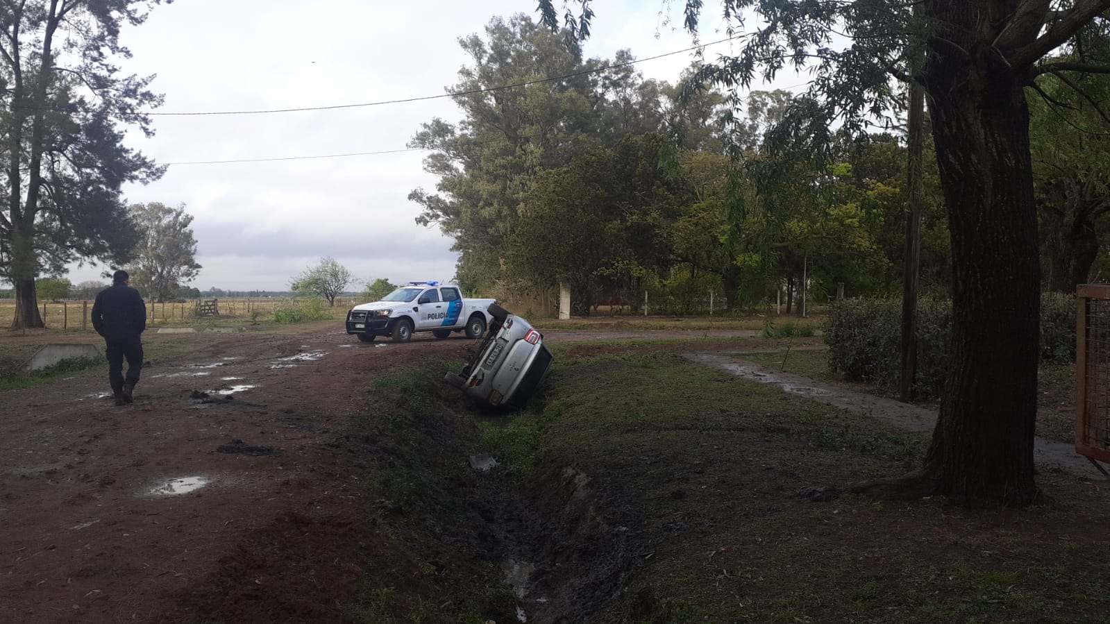 Se despisto, volcó y termino en una zanja