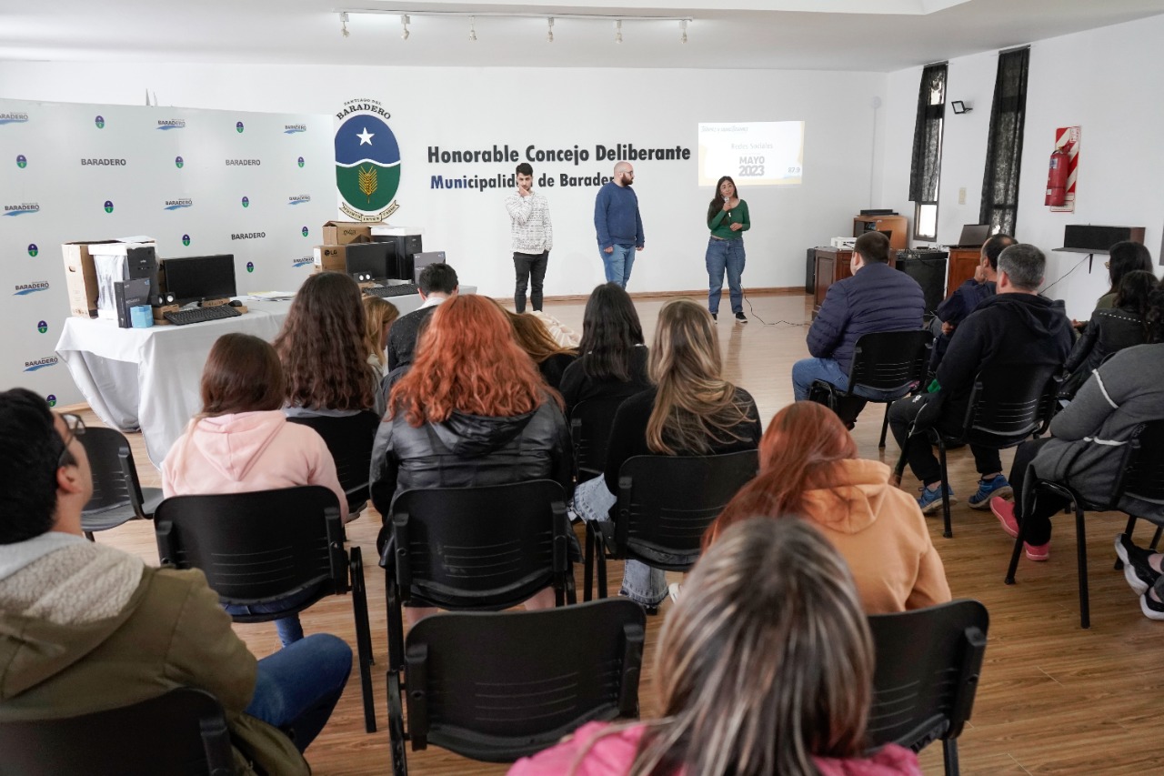Se entregó equipamiento a escuelas secundarias de comunicación y se presentaron diez talleres gratuitos para toda la comunidad