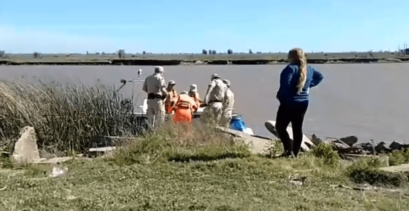Prefectura busca a un hombre desaparecido en el río Baradero, al darse vuelta el bote en el que trasladaba a cuatro pescadores.