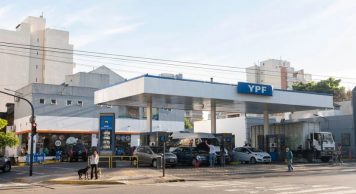 Polémica en las estaciones de servicio por una medida que impide pagar con QR al lado de los surtidores