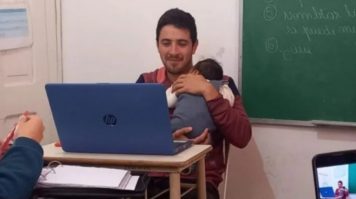 Dictó clases con el bebé de una alumna en brazos y dejó estremecedora enseñanza para reflexionar