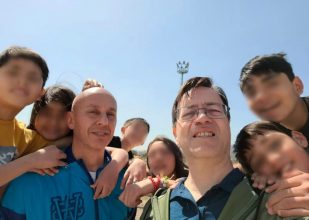 La historia de Víctor y Jorge, la pareja que adoptó a seis hermanitos salteños que querían seguir unidos