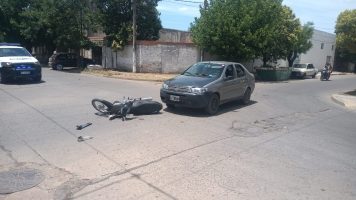 Accidente de transito entre una moto y un auto