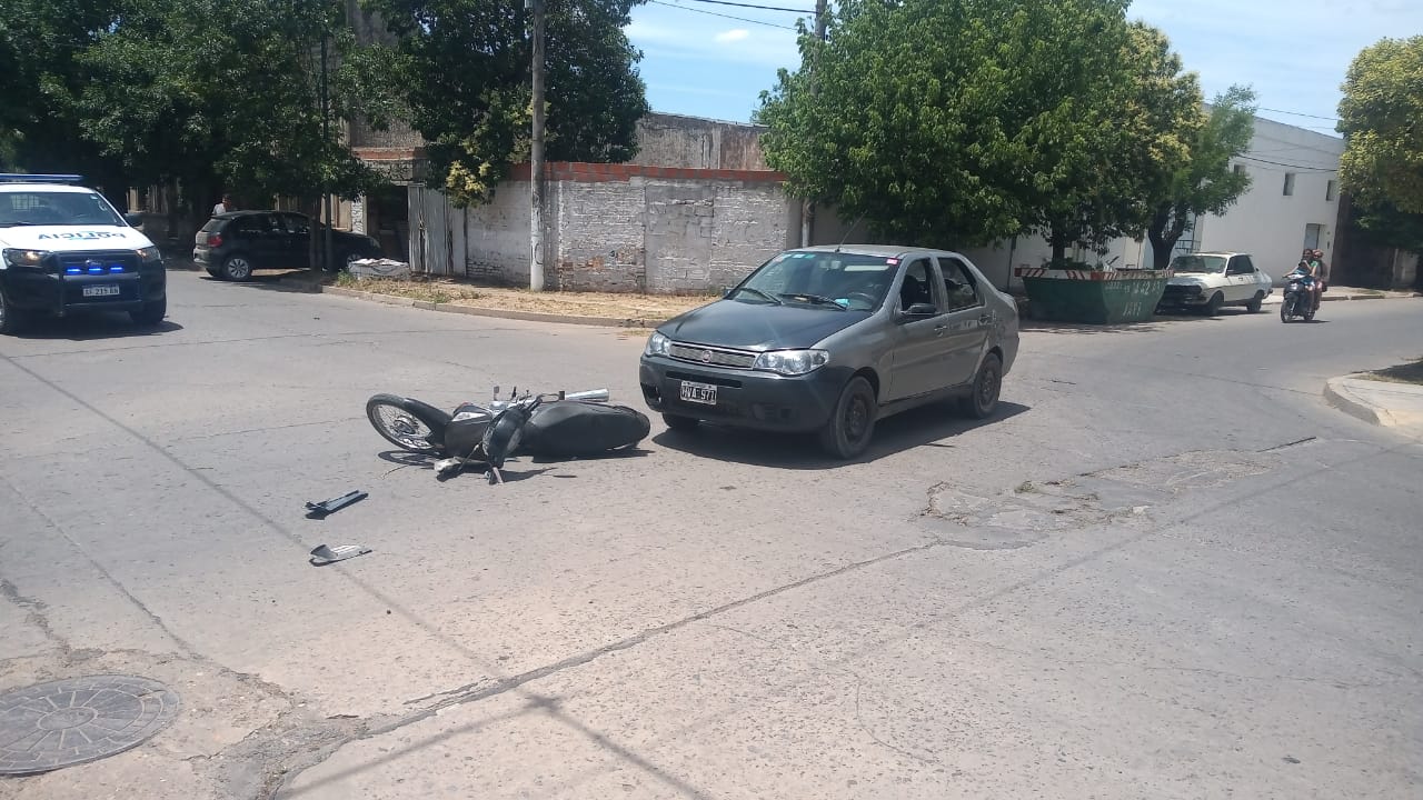 Accidente de transito entre una moto y un auto