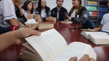 Planifican crear clubes de lectura en escuelas secundarias para fomentar el hábito de leer