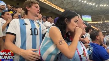 Fuerte repudio al hincha que apoyó a Lali en medio del partido de la Selección