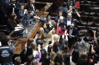 Un país entre el fanatismo y la locura
