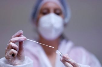 Fuerte suba de casos de COVID: en qué situaciones es conveniente usar barbijo, según los expertos