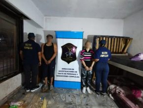 Hallaron 3 niños abandonados en un galpón en un operativo por explotación sexual y varios policías se pusieron a llorar