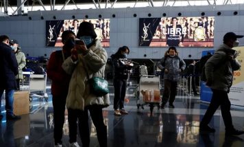 Preocupación global por los contagios masivos de COVID en China: cada vez más países imponen controles en sus aeropuertos