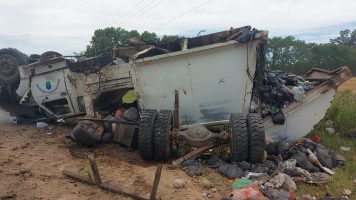 Volcó un camión recolector de basura, en el camino de Alsina.