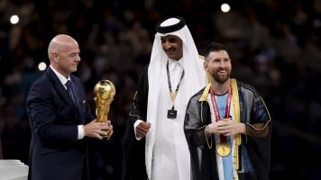 ¿Qué significa la extraña capa que le pusieron a Messi para levantar la Copa en Qatar?