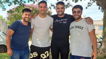 Scaloni salió a comprar helado en Pujato y encontró a cordobeses en la puerta de su casa