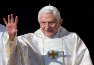 Tres ataúdes y la extracción de sus vísceras: el rito funerario de los papas desde la muerte hasta el entierro