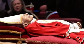 EL ÚLTIMO ADIÓS A BENEDICTO XVI