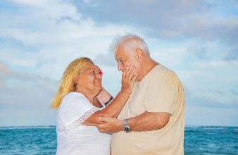 Cumplieron 50 años de casados, ella tiene Alzheimer y él le regaló el sueño de su vida, una boda junto al mar