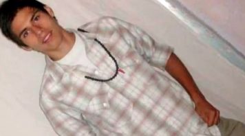 “Te tirás o te tiro”: encontró a su hija de 14 años en la cama con su novio y lo empujó desde un séptimo piso