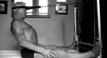 Pilates, el hombre que inventó su método de gimnasia en un campo de prisioneros mirando a los gatos cazar ratones
