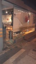 Rompieron el vidrio de un local y entraron a robar