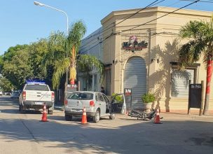Accidente entre un auto y moto. Hubo lesionados. Ocurrió en las calles Gascon y Laprida.