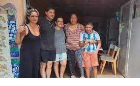 Ayudar en medio del dolor: los padres de Fernando Báez Sosa repartieron en Dolores las donaciones recibidas