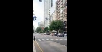 Un hombre salió a correr desnudo por la Avenida del Libertador, provocó un caos de tránsito y fue detenido