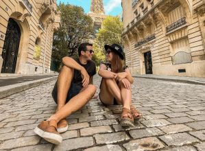 Una pareja contó que gana más dinero limpiando baños en el exterior que como profesionales en la Argentina