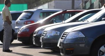 Renovar la ropa, cambiar el 0Km y comer afuera: “lujos” cada vez más lejos del bolsillo del consumidor
