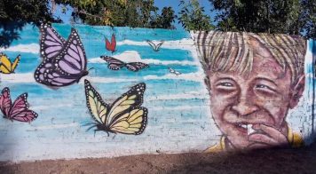 Del mural de los compañeros de jardín a las mil calcomanías: historias detrás de los homenajes a Lucio Dupuy en La Pampa