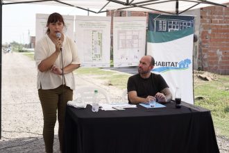 El intendente Esteban Sanzio firmó un convenio para la obra de pavimentación en barrios y la remodelación total de una plaza