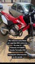Le robaron la moto que estaba estacionada en la puerta de su casa