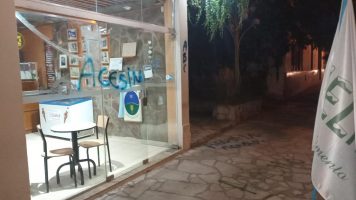 Escracharon el frente de una Heladería