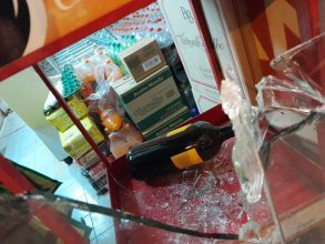 Rompieron la vidriera y robaron en LA GRANJITA de calle GALLO AL 570