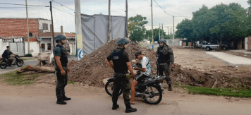 Los vecinos del barrio de Rosario donde mataron a un nene de 12 años recibieron a los gendarmes con aplausos