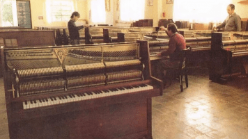 La fábrica de pianos de un pequeño pueblo que exportaba a Europa y cerró, símbolo de la Argentina que pudo ser