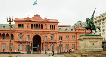 Murió una beba de tres meses que dormía en la calle con sus padres a metros de la Casa Rosada