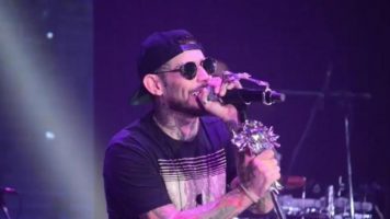 Tiraron a Ulises Bueno del escenario en pleno show y le robaron: el video