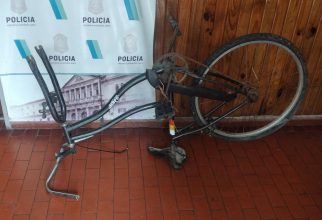 Hallaron una bicicleta playera de color negro con el faltante de una rueda