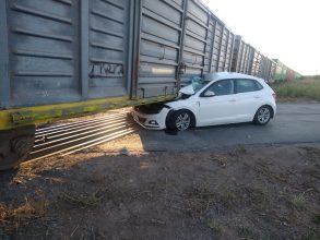 Un auto se incrustó en un tren en cruce con Ruta 41