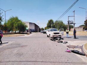 Accidente entre una moto y una camioneta