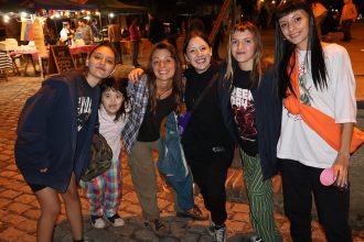 Hermosa tarde y noche en la Previa del Rock en Baradero con bandas locales, carros gastronómicos, Artesanos y Paseo de Comidas.