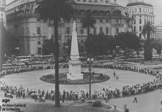 30 de abril de 1977: se realiza la primera marcha de las Madres de Plaza de Mayo