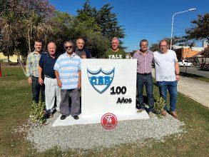 Monolito en Plaza Colón : 100 años del Club Sportivo.