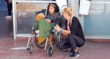 El indignante caso de una mujer discapacitada que fue abandonada por su pareja en la terminal de micros de Santa Fe
