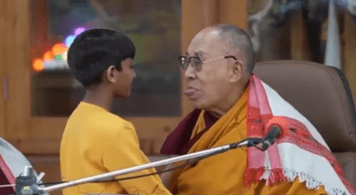 El Dalai Lama se disculpó por besar en la boca a un niño y pedirle que le “chupara la lengua”