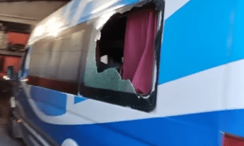 Transporte de pasajeros fue apedreado.